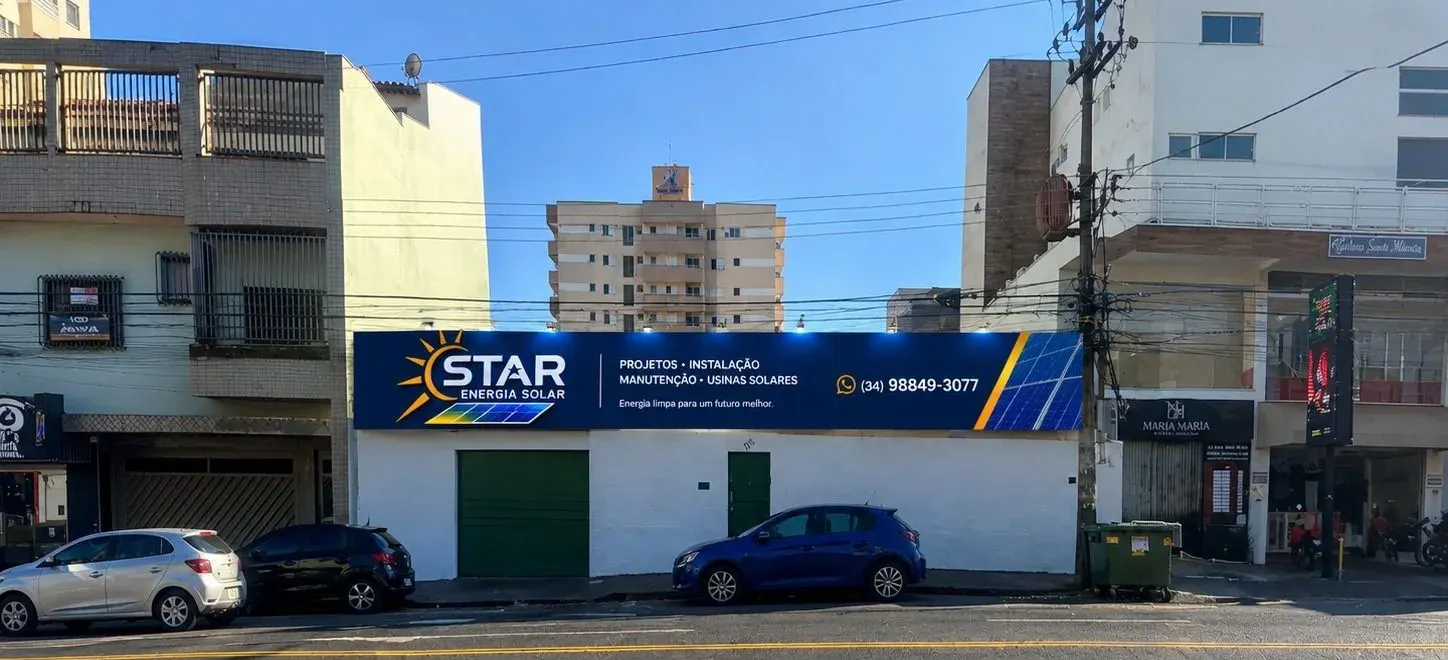Fachada da STAR Energia Solar em Uberlândia, com letreiro azul da empresa sobre muro branco